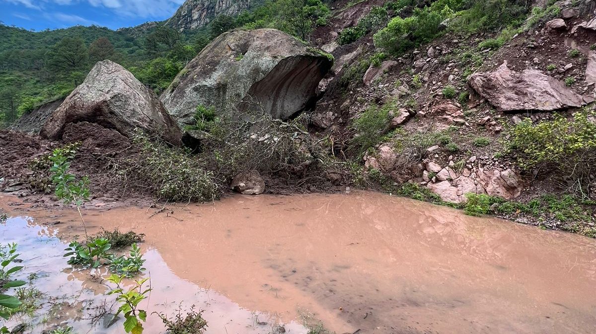 Para que no quede nadie incomunicado, el alcalde de Badiraguato atiende derrumbes en carreteras por lluvias