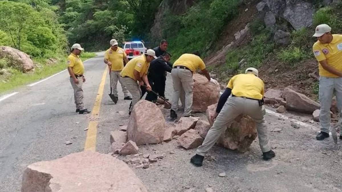 Deslave en la carretera a Parral, Chihuahua deja incomunicados pueblos de Badiraguato