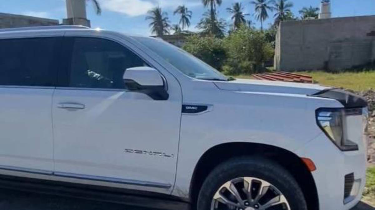 Despojan camioneta de lujo de funeraria con todo y remolque en Culiacán