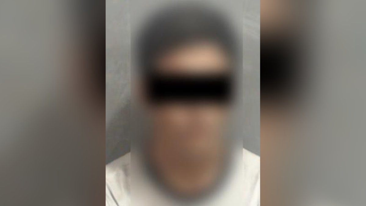 Vio a los policías y se escondió entre los carros; resultó con orden de aprehensión vigente y fue detenido