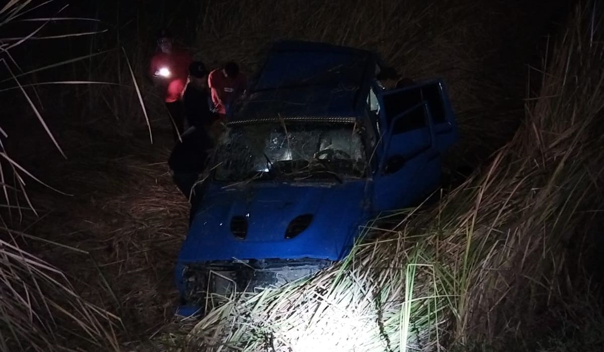 Salida de camino por carretera de Guasave deja a dos jóvenes lesionados