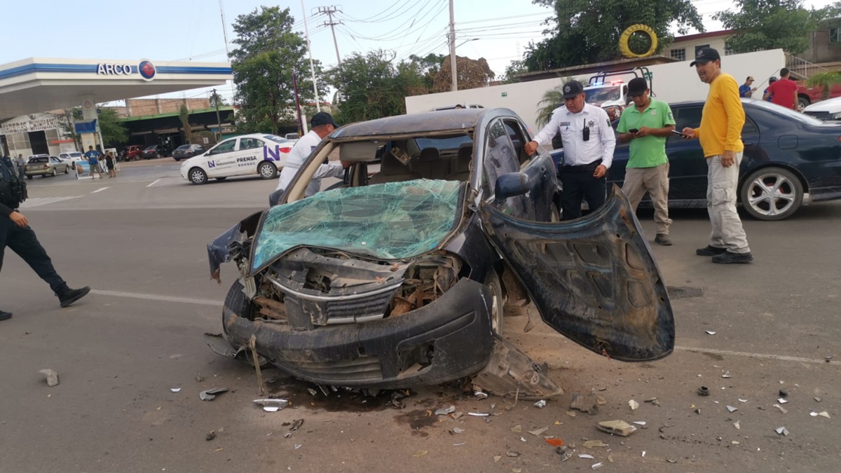 Aparatoso accidente en la Mochis-Ahome deja dos personas lesionadas