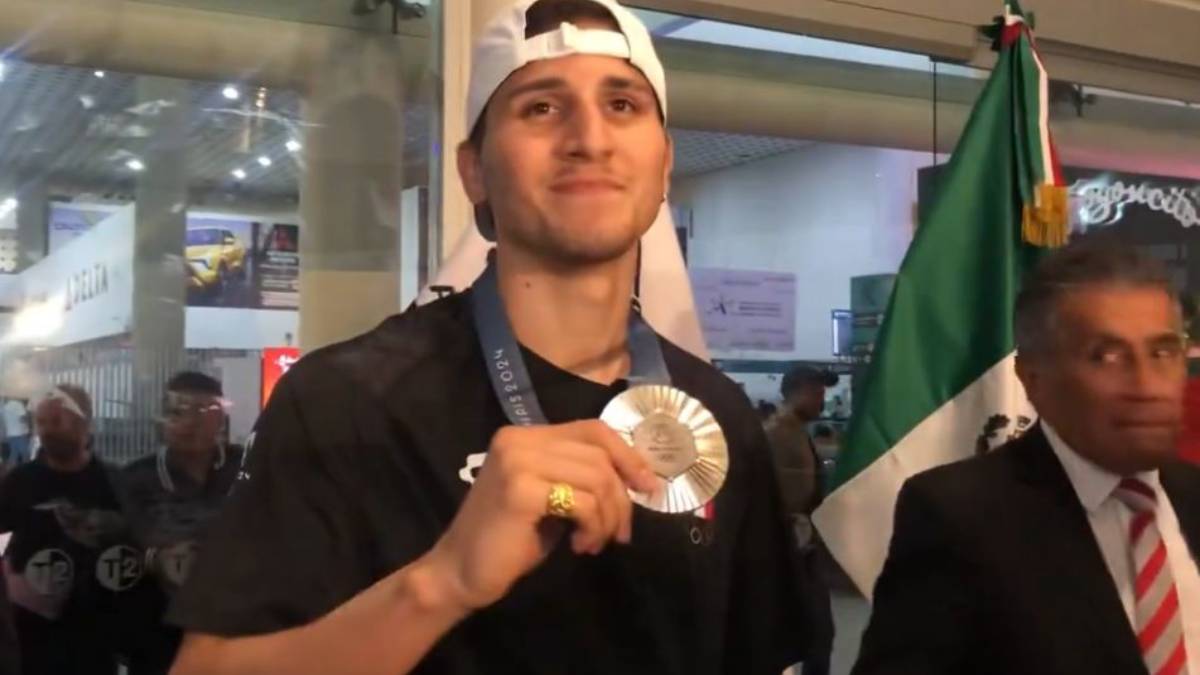 El mazatleco Marco Verde llega a CDMX tras conseguir la plata en París 2024
