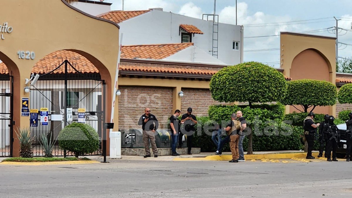(VIDEO) Llega FGR a residencia del conductor de la Raptor y testigo del crimen de Cuén, en Culiacán