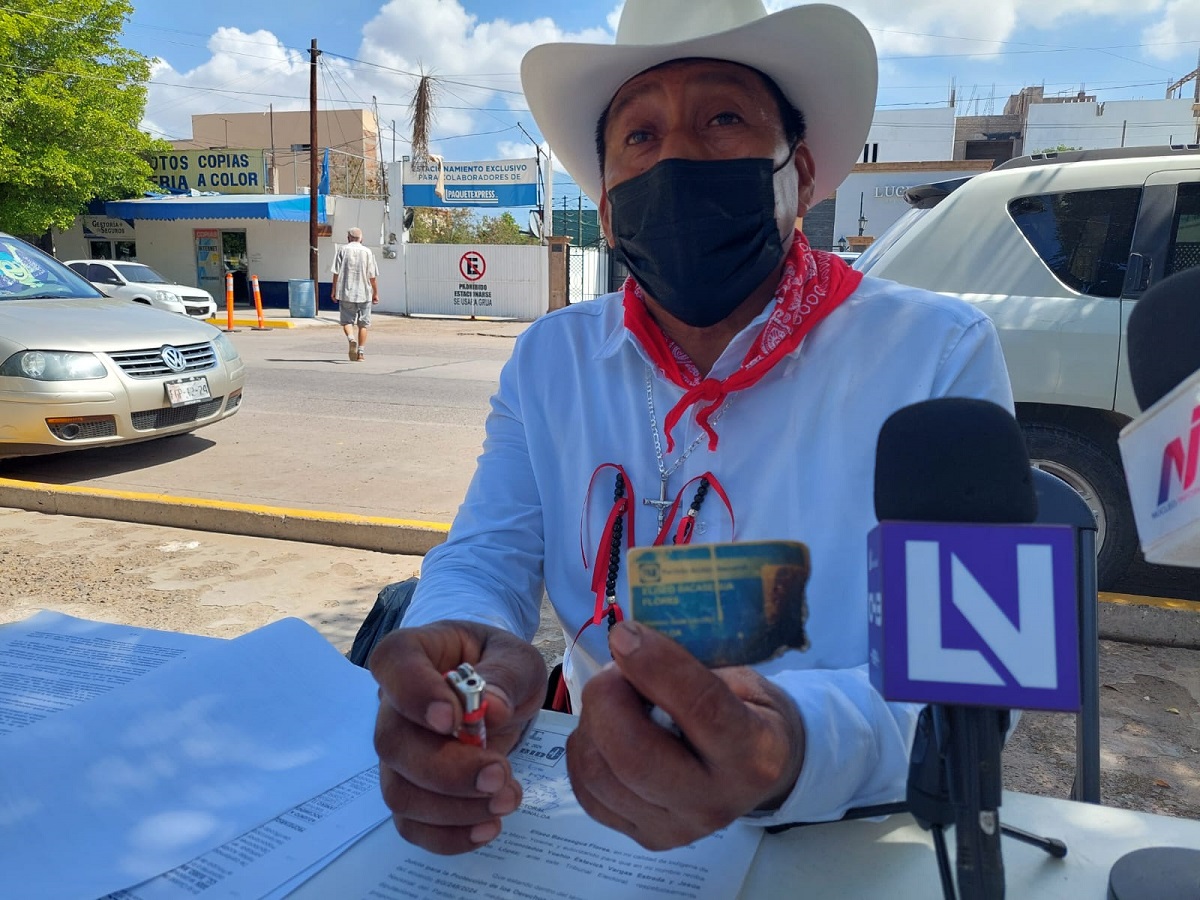 Renuncia Eliseo Bacasegua Flores al PAN y quema su credencial de militante por ser ignorados sus derechos indígenas