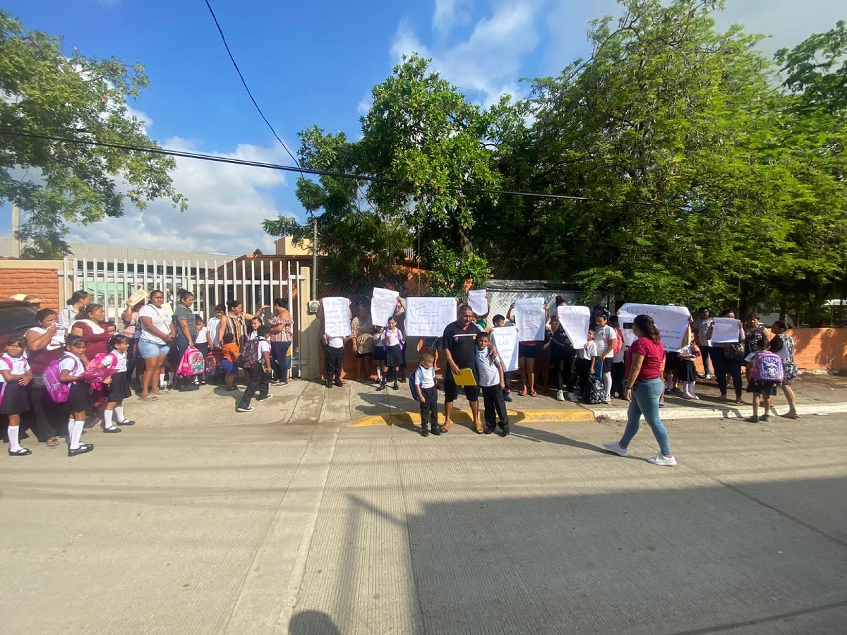 Sin luz desde abril y SEPyC no ha firmado contrato ante CFE; padres toman escuela Vicente Guerrero en Mazatlán