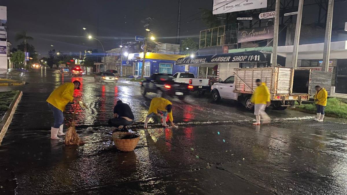 Evita ayuntamiento que basura tape alcantarillas y provoque inundaciones en Los Mochis