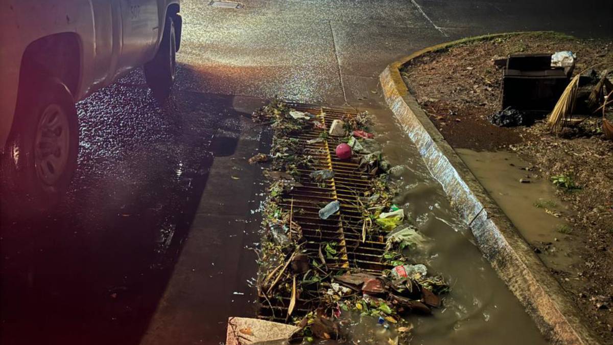 Encharcamientos, vehículos varados y postes caídos, dejaron lluvias de este lunes en Sinaloa