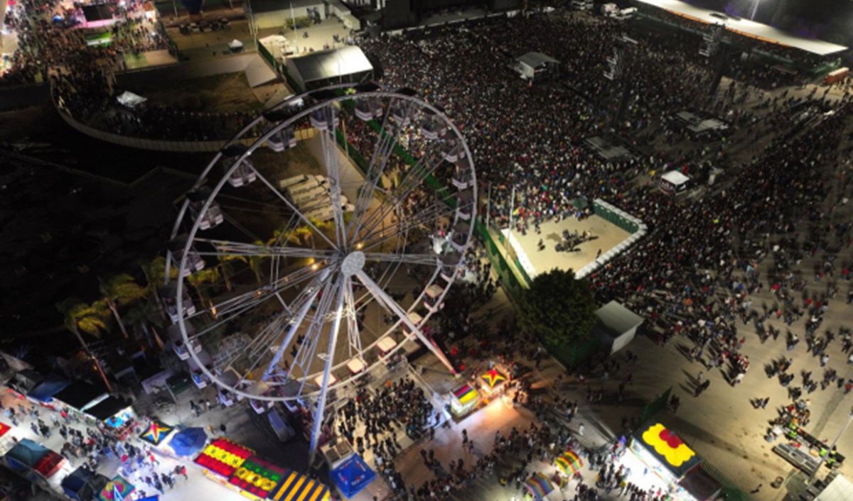 Cae mujer desde lo alto de una rueda de la fortuna en feria de SLP; momento del accidente es captado en video