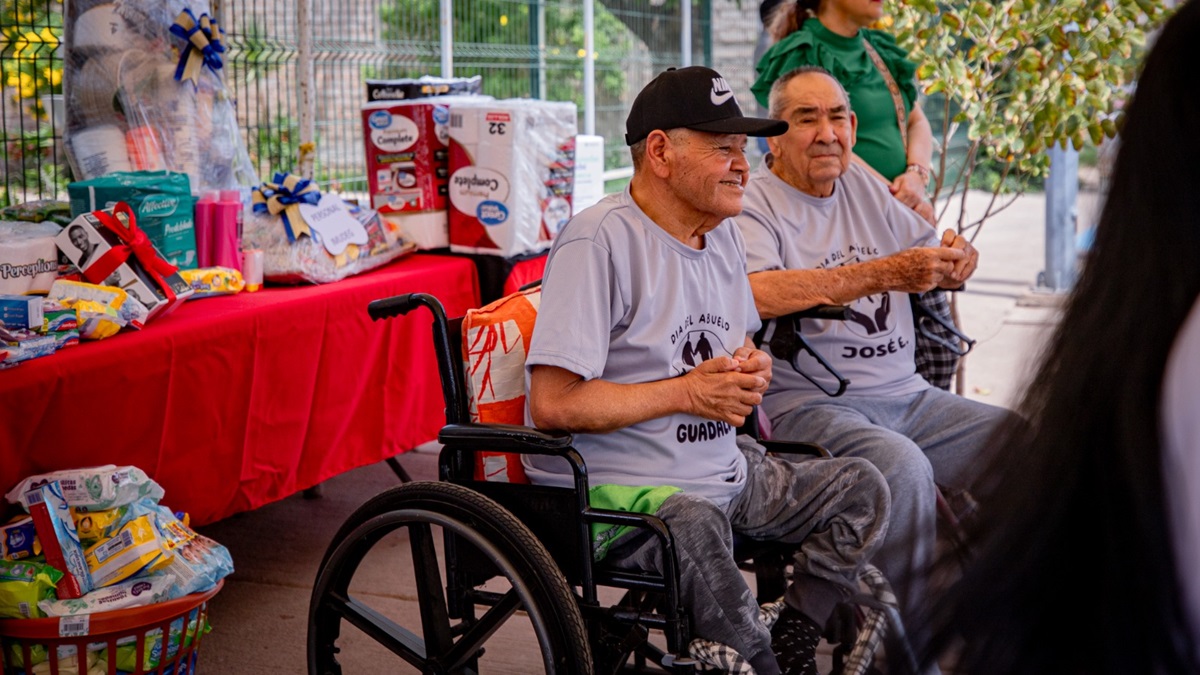 Abuelitas y abuelitos del Asilo de Ancianos de Guasave reciben festejo; DIF hace caravana de apoyo