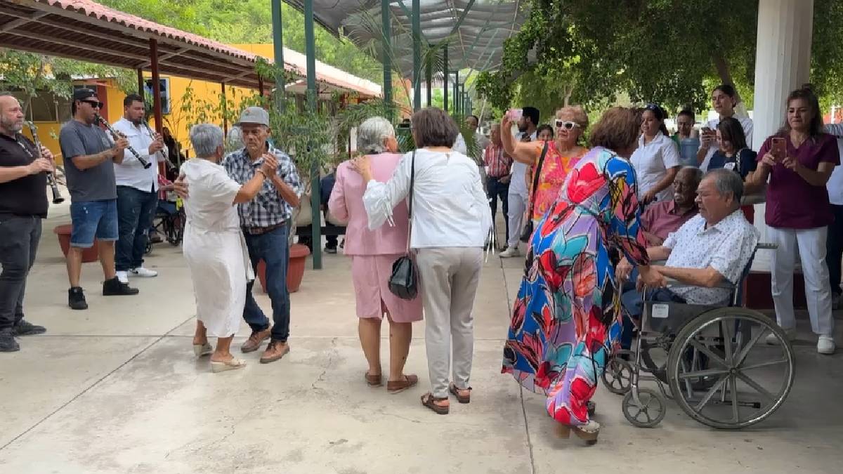 ‘La música es lo más grande que hay para el alma, es el remedio que nos alegra el corazón’: Abuelitos en festejo