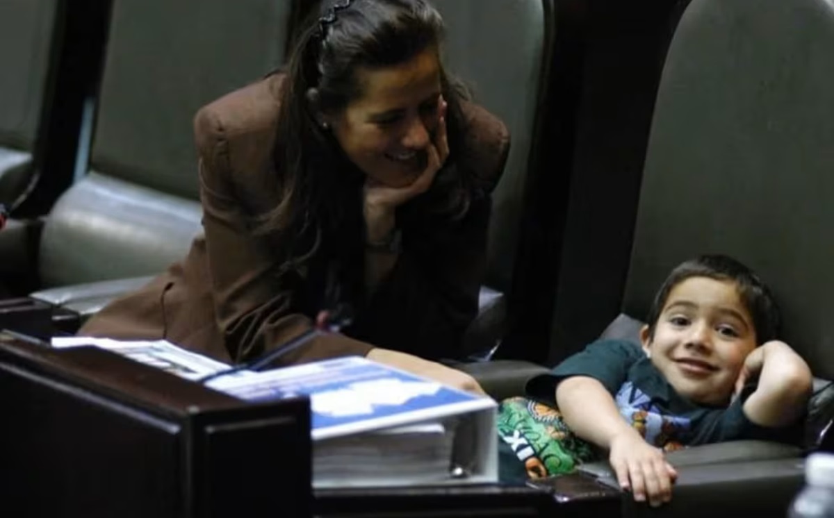 Veinte años después, hijo de Felipe Calderón y su madre Margarita Zavala recrean foto en el Congreso