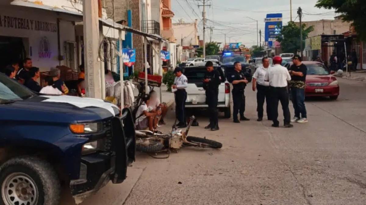 Fuerte choque entre motocicleta y vehículo deja dos lesionados en Escuinapa