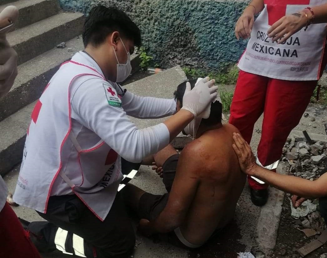 Hombre es encontrado inconsciente tras caer de edificio abandonado en Mazatlán