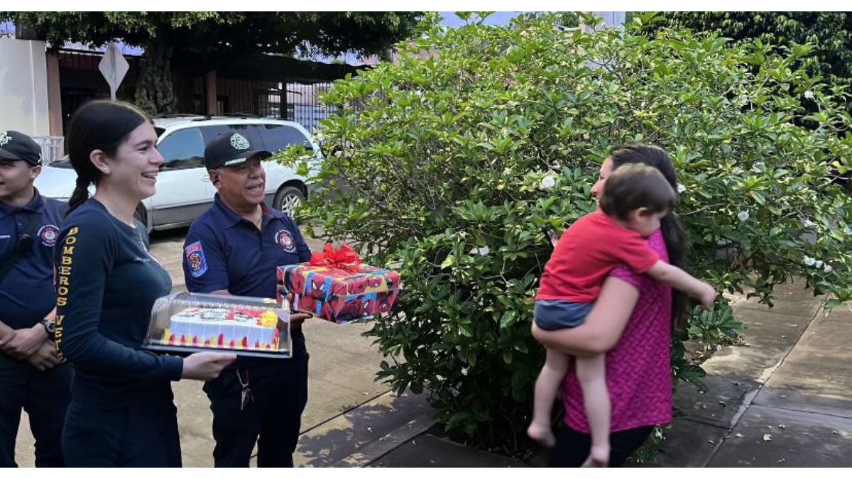 ¡Hermosa acción! Bomberos llevan pastel a Kaleb tras cumplir 3 añitos; se hizo admirador luego de un incendio en Culiacán