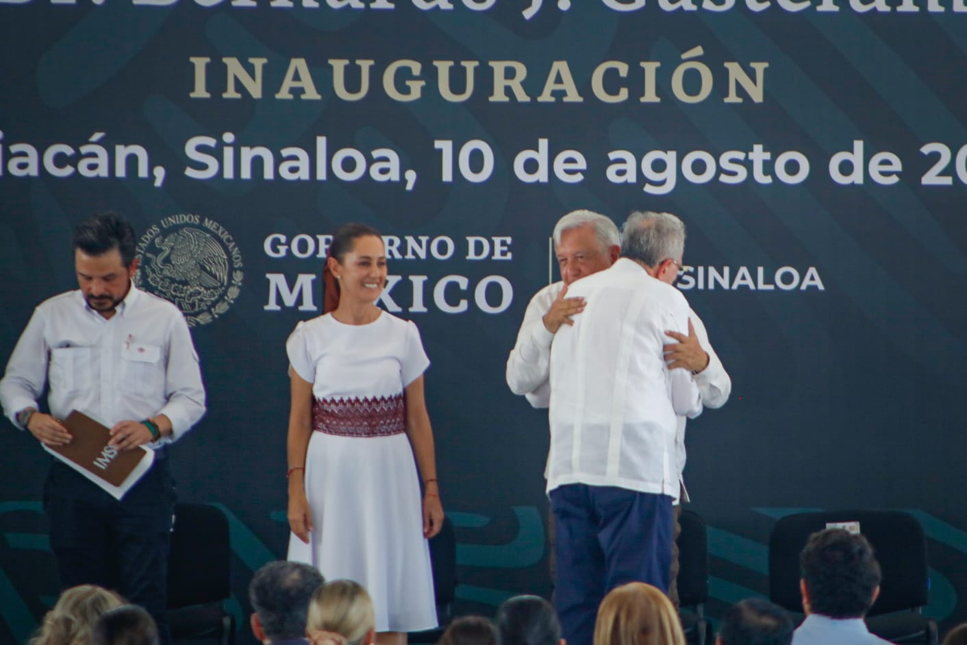 “Le tenemos toda la confianza al gobernador Rubén Rocha Moya y lo felicito porque da la cara”: AMLO en Sinaloa