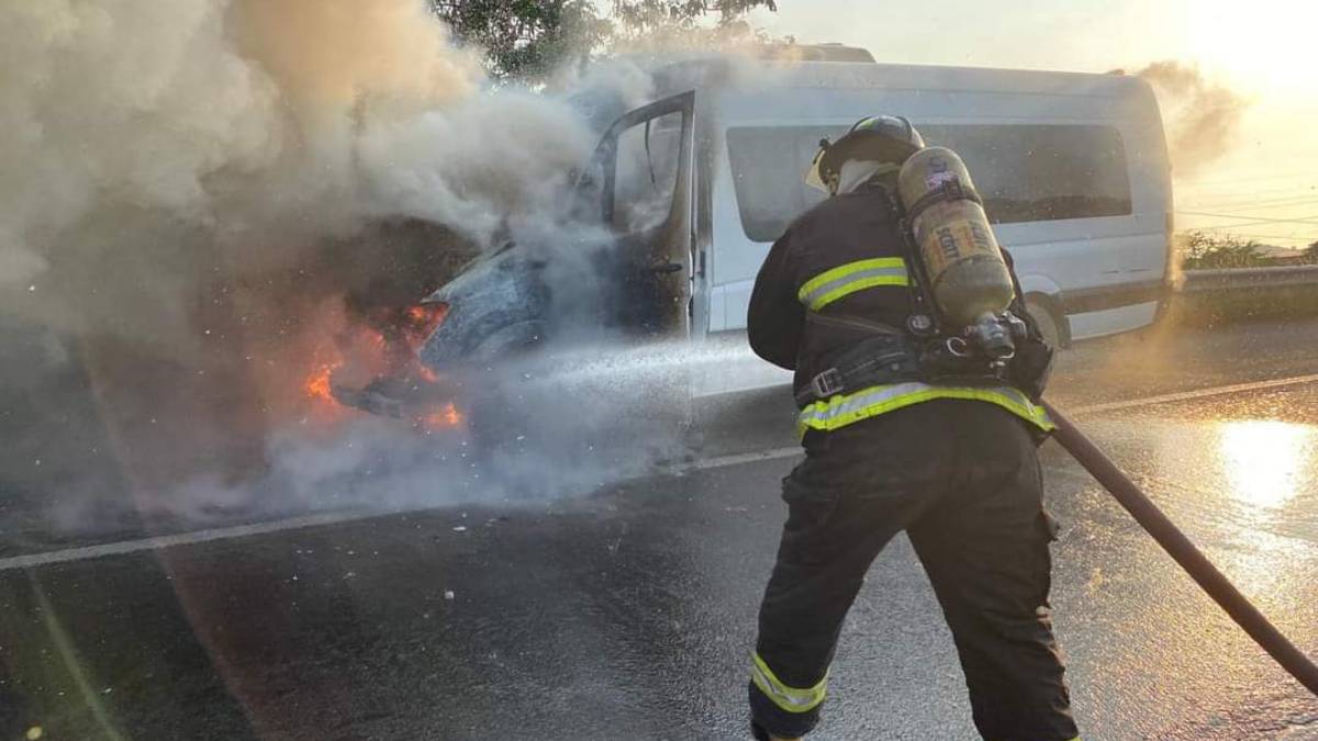 Incendio de camioneta con turistas moviliza a socorristas en Mazatlán