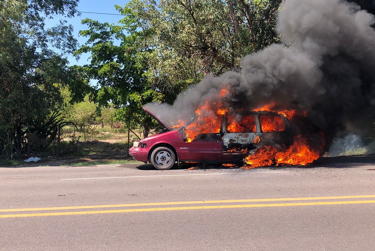 Se incendia vagoneta sobre la carretera estatal Mochis – Ahome