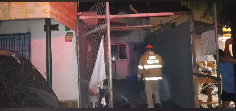 Rescatan Bomberos a un hombre inconsciente tras incendiarse una tiendita en Navolato