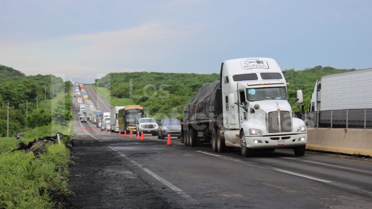 Reabren autopista Culiacán-Mazatlán tras incendio de tráiler