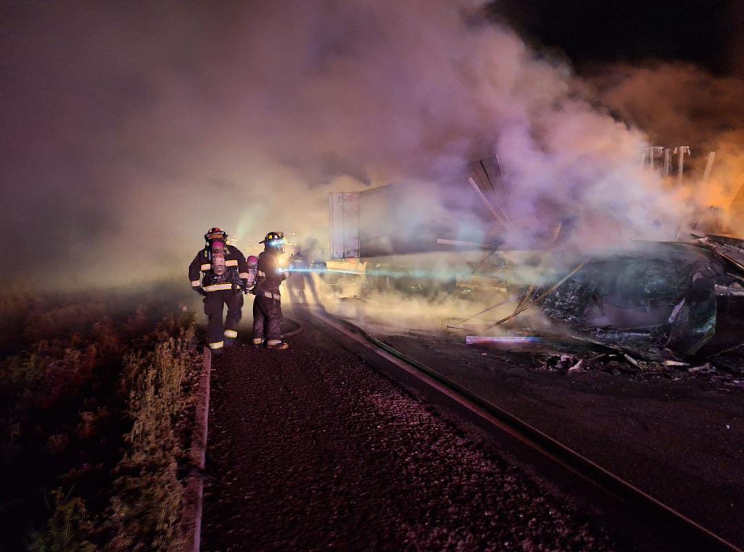 ¡Se incendia tráiler! Cierran de norte a sur la autopista Culiacán-Mazatlán en el km 33 (VIDEO)