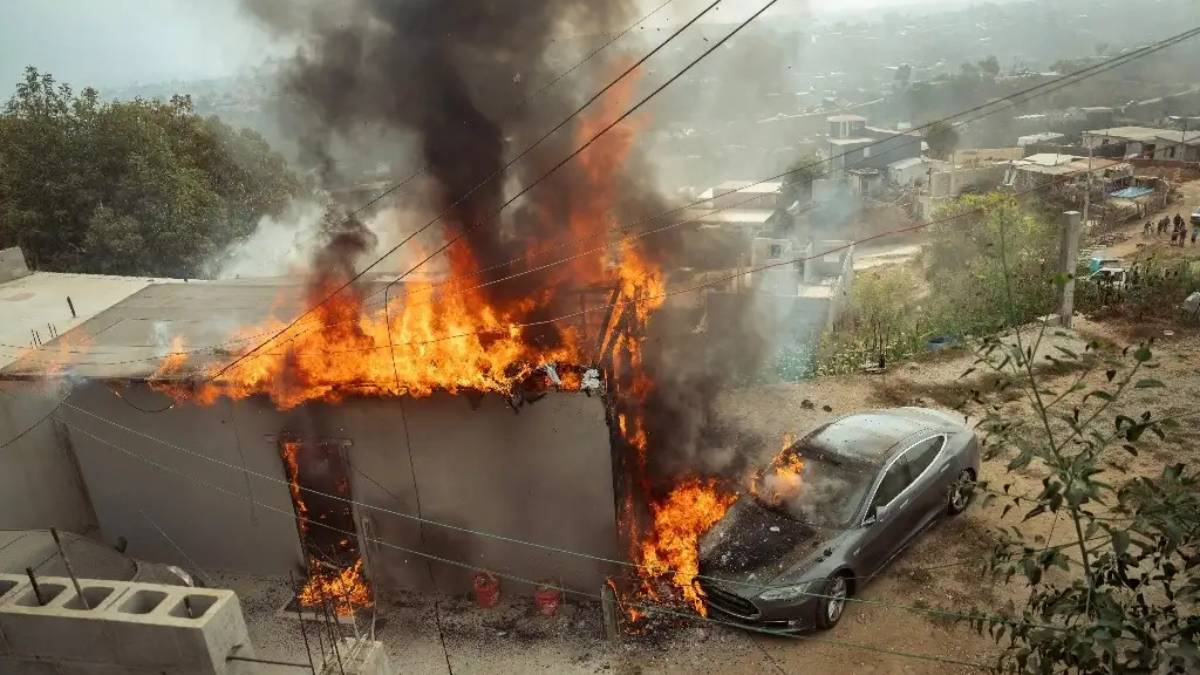 Intentan cargar auto Tesla en un poste de luz y desencadena incendio, en Tijuana