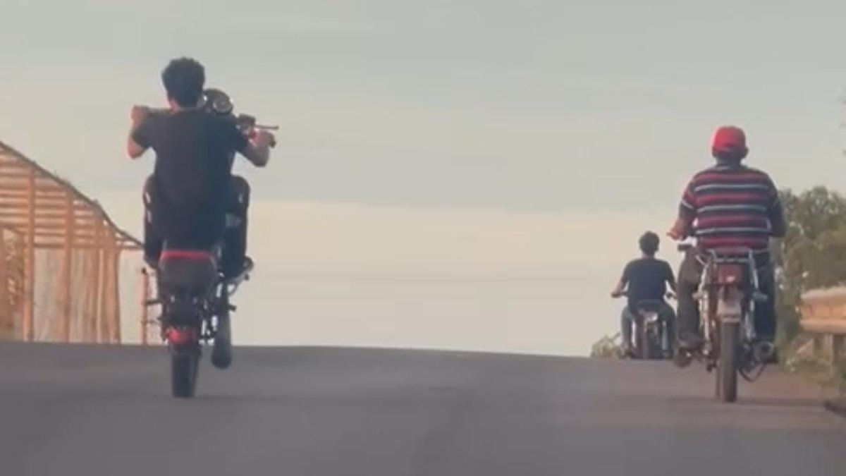 Captan a joven reparando su moto en pleno puente de Guasave