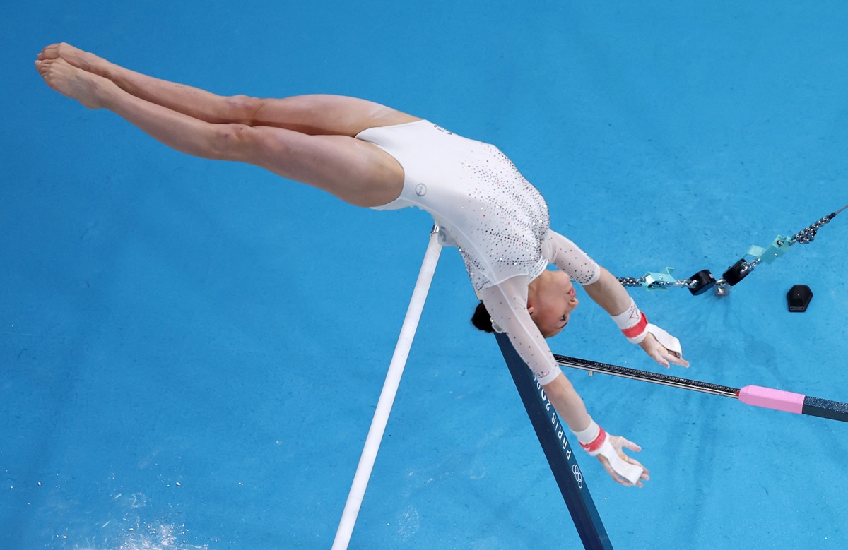 Video: Kaylia Nemour de Argelia hace historia con medalla de oro en barras asimétricas, en París 2024