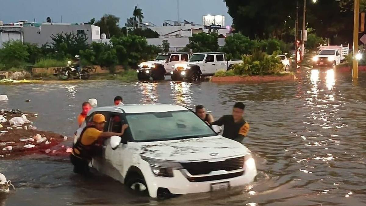 ¡La camioneta se atascó! Militares y PC rescatan a mujer en medio del aguacero en Culiacán