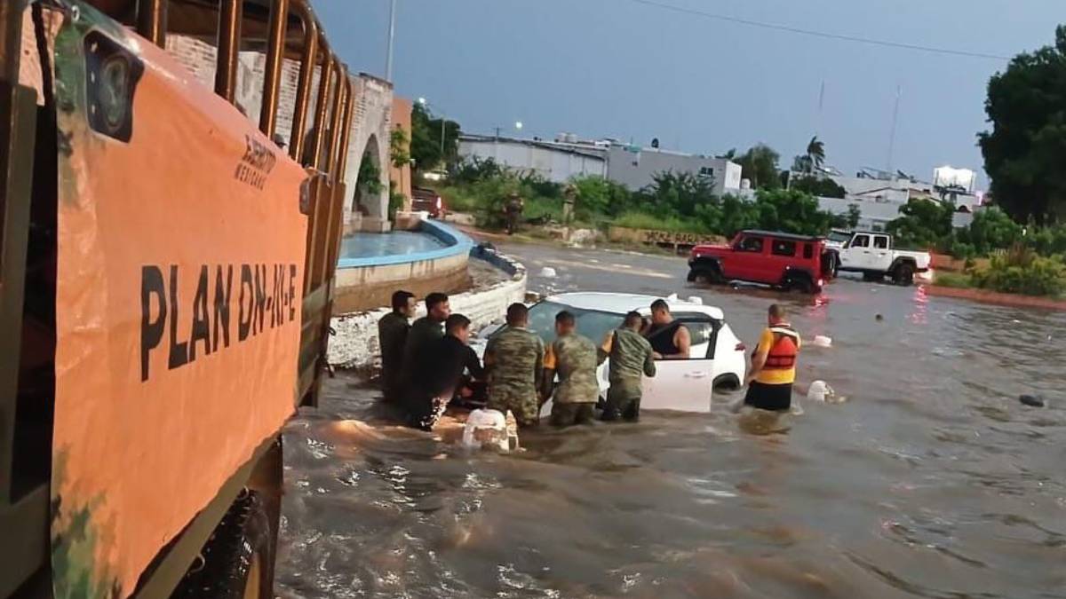 Vehículos varados, árboles y postes caídos dejan fuertes lluvias en Culiacán; activan Plan DN-III