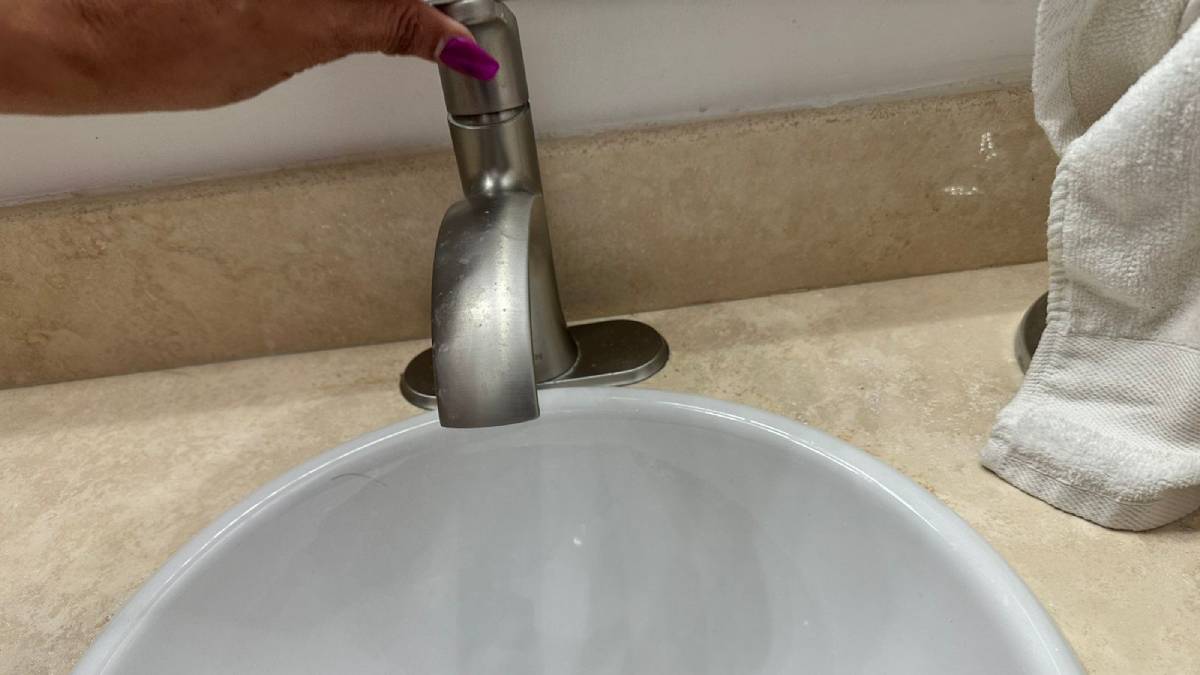 ¡La dejaron sin agua! Desarrollador toma represalia contra vecina protestante en Mazatlán