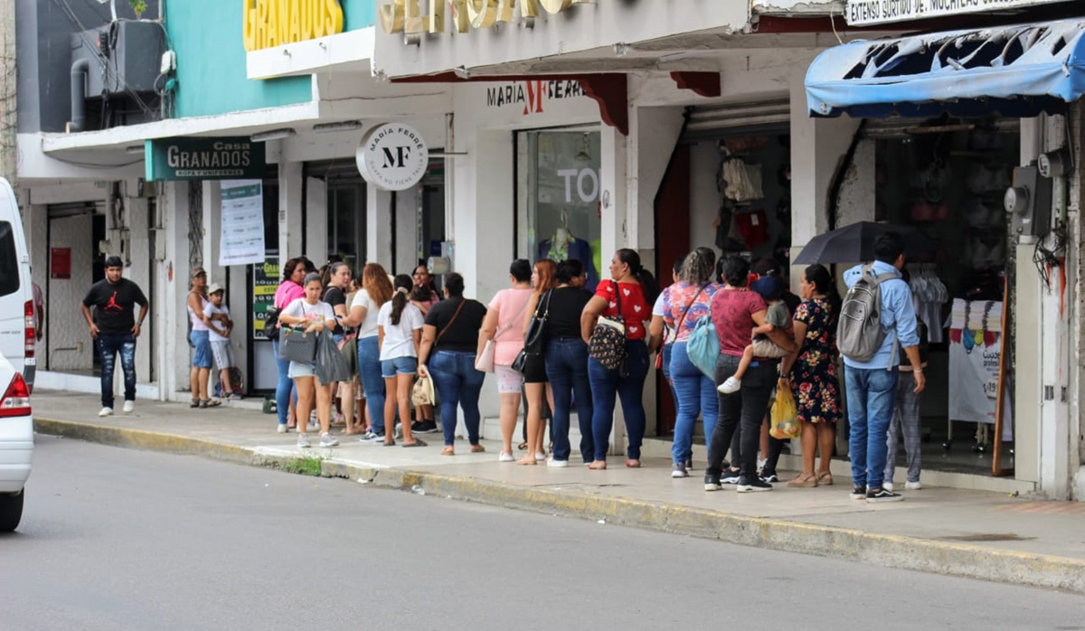 Largas filas en canje de uniformes gratuitos en Mazatlán