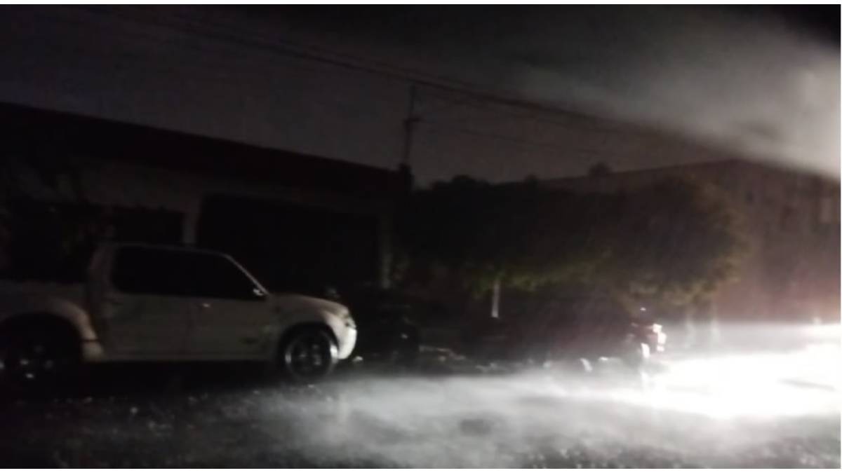 Llega la tormenta a Los Mochis; llueve intenso y con fuertes vientos