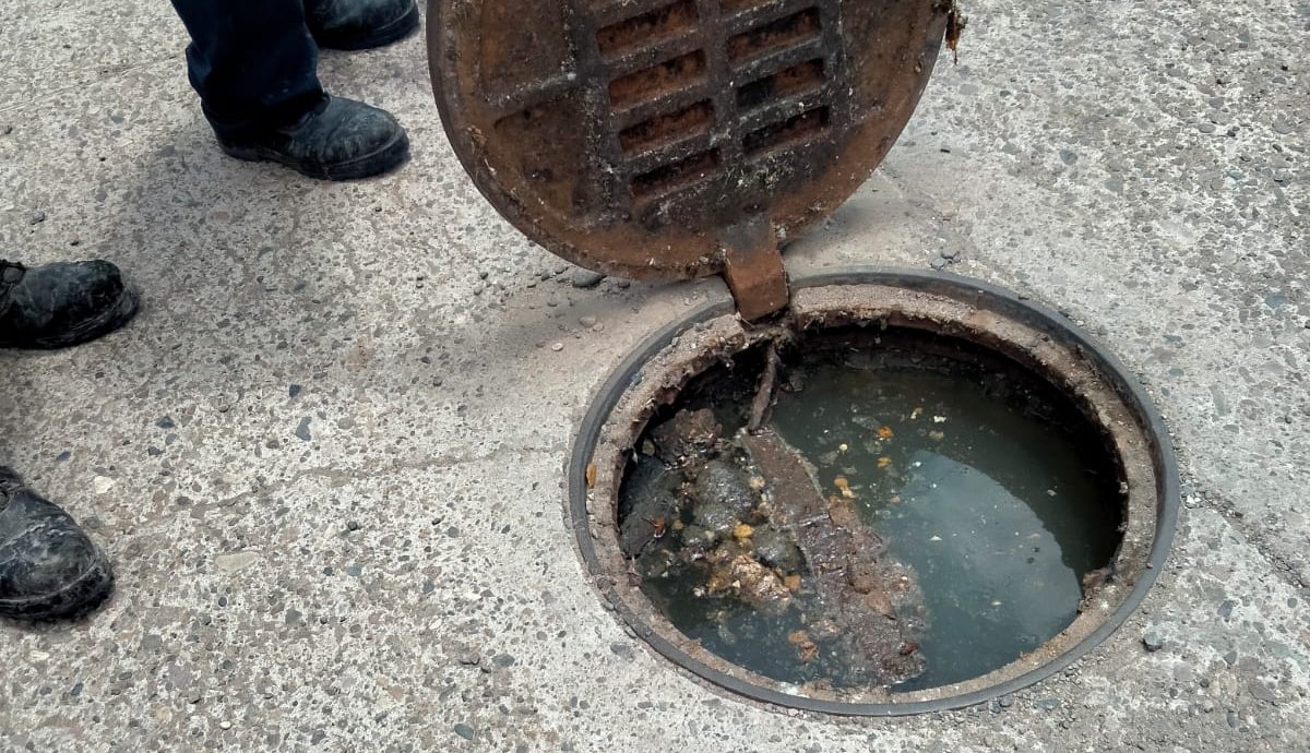 Lluvias colapsan drenaje en colonia 10 de Mayo en Culiacán; aguas negras inundan las casas