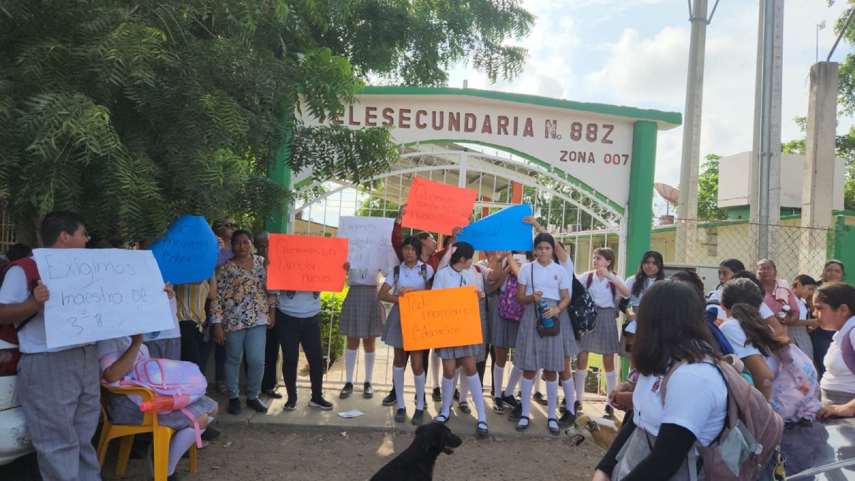 Toman la Telesecundaria No.88 en El Varal, Guasave; exigen maestro de tercer grado