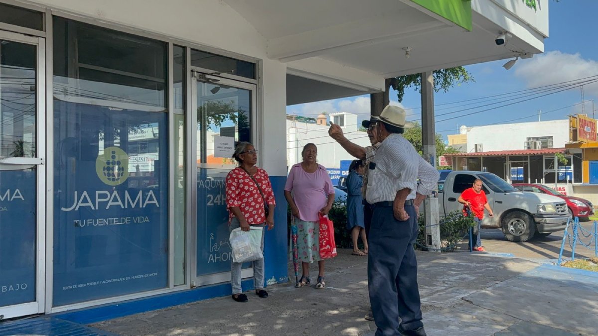 Realizan manifestación vecinos del campo Clayton por el desabasto de agua potable en Japama