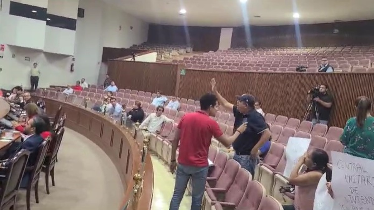 A gritos solicitan vivienda en el Congreso del Estado