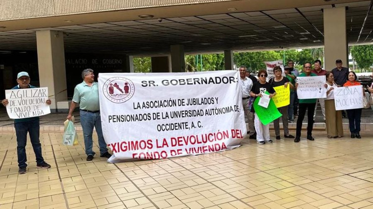 Jubilados y pensionados UAdeO A.C. exige devolución de fondo de vivienda con manifestación en Palacio