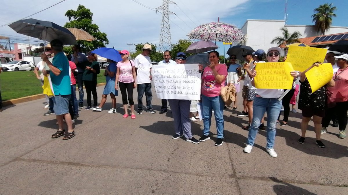 Vecinos del fraccionamiento Los Mangos bloquean la avenida Del Delfín y exigen que les conecten el agua