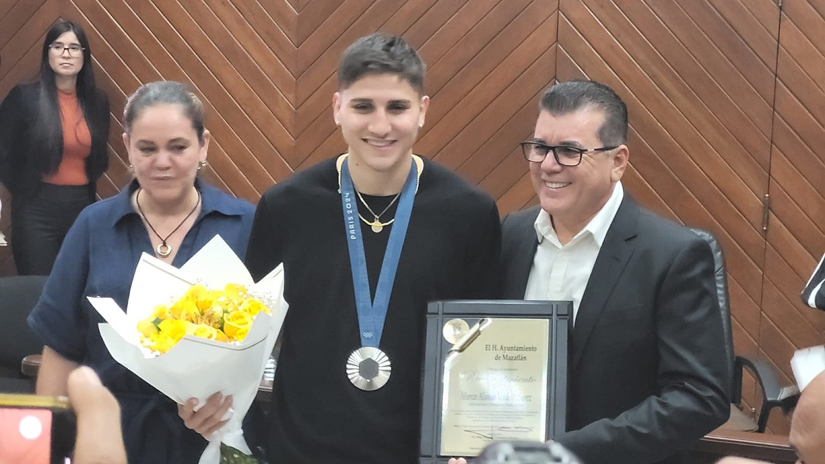 ¡Bien merecido! Cabildo de Mazatlán otorga $250 mil al medallista olímpico Marco Verde y $100 mil a su entrenador