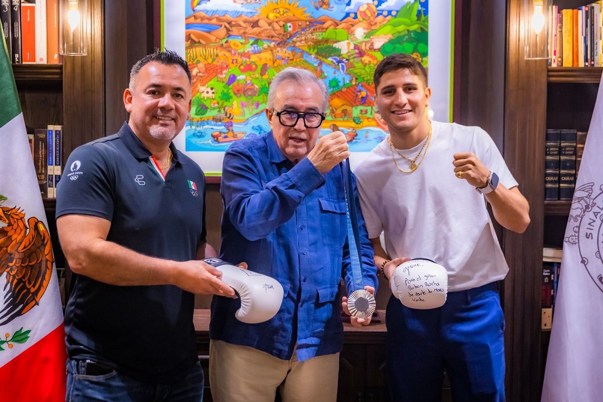 El medallista olímpico Marco Verde es recibido por Rubén Rocha Moya en Culiacán