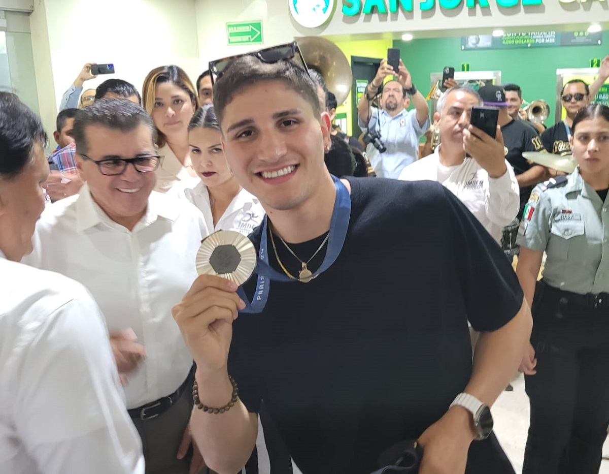 ¡Marco, Marco, ra ra ra! Al son de la banda reciben al medallista olímpico Marco Verde en Mazatlán