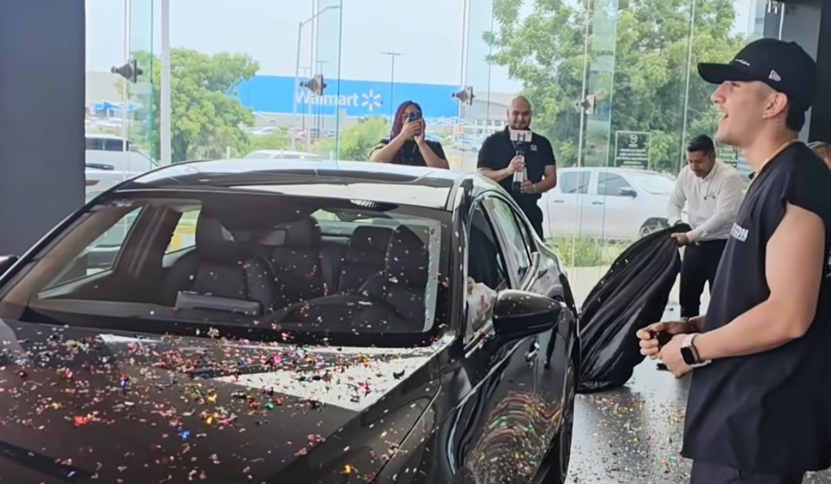 ¡Le cumplen! Marco Verde recibe automóvil nuevo de Mazda en Mazatlán