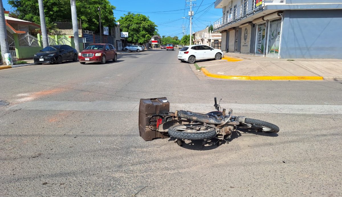 Motociclista menor de edad resultó lesionado al impactarse contra automóvil en un crucero de Guasave