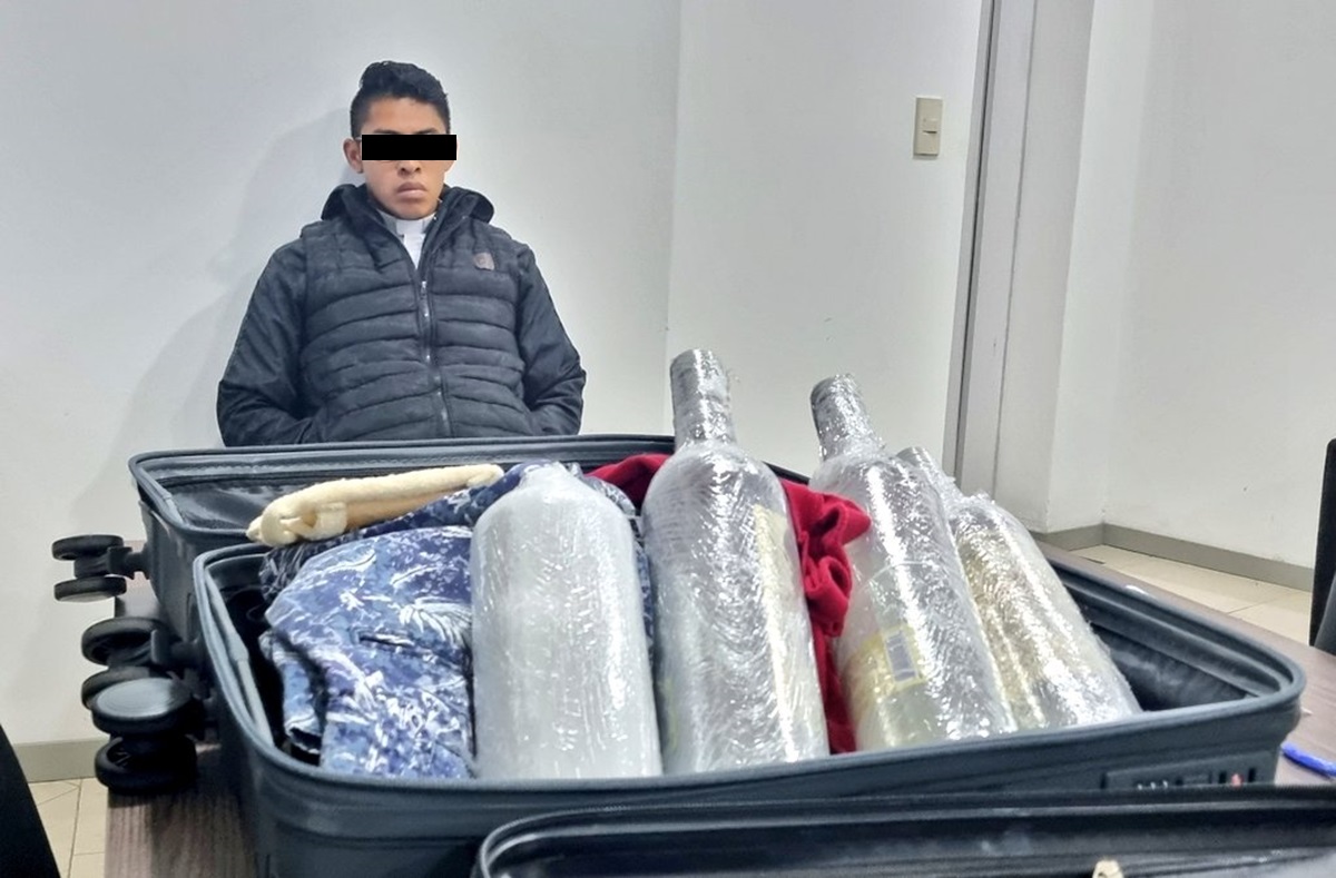 Llevaba botellas con ‘meta’ y fentanilo… detienen a mexicano en aeropuerto de Paraguay