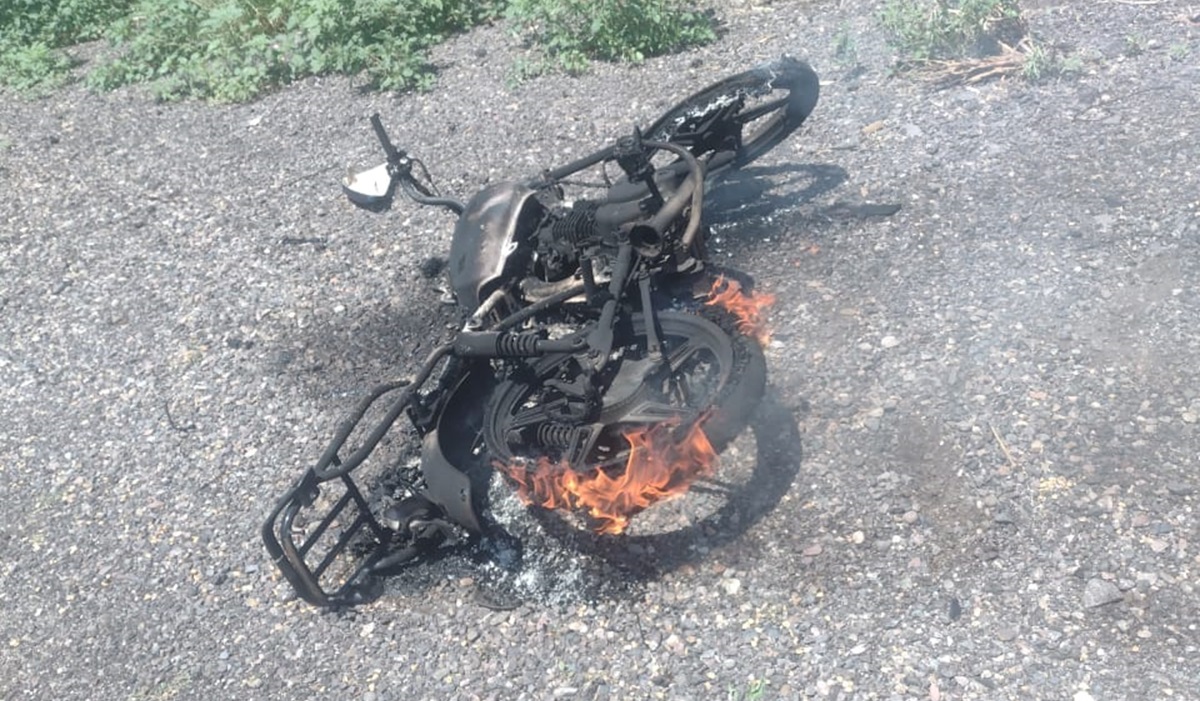 ¡En llamas! Encuentran motocicleta incendiada en Juan José Ríos