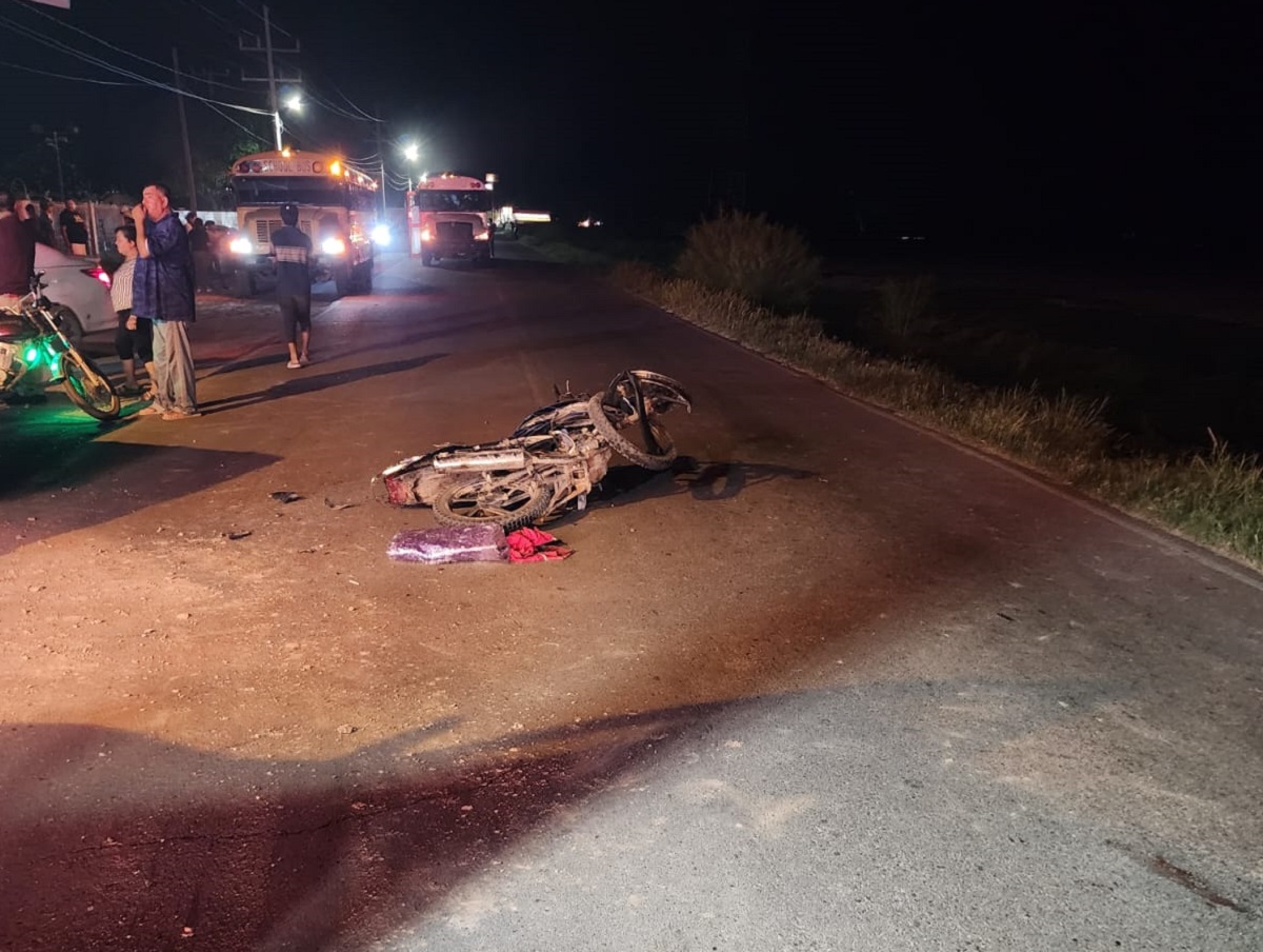 Motociclista pierde la vida tras chocar contra una camioneta en el ejido Macapul, Ahome