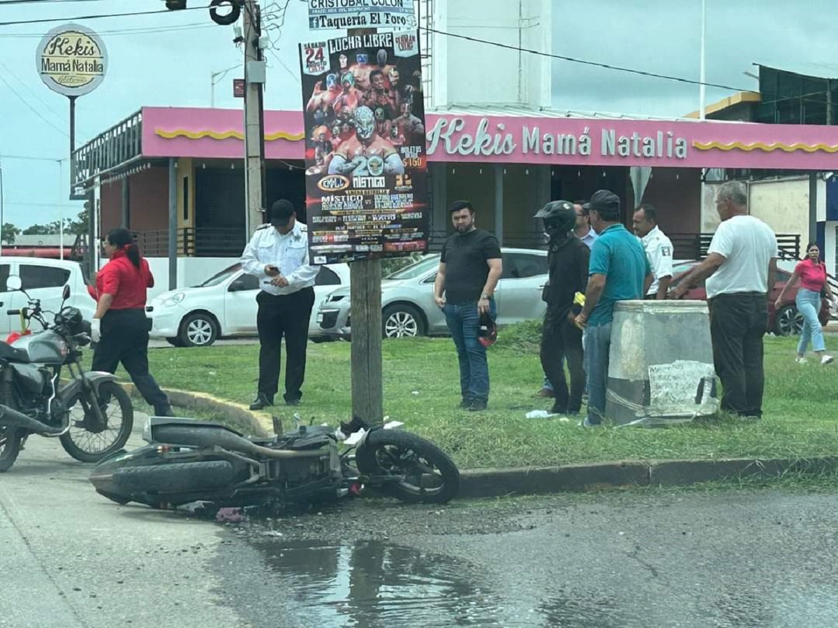 Motociclista derrapa en su vehículo y resulta lesionado en Mazatlán