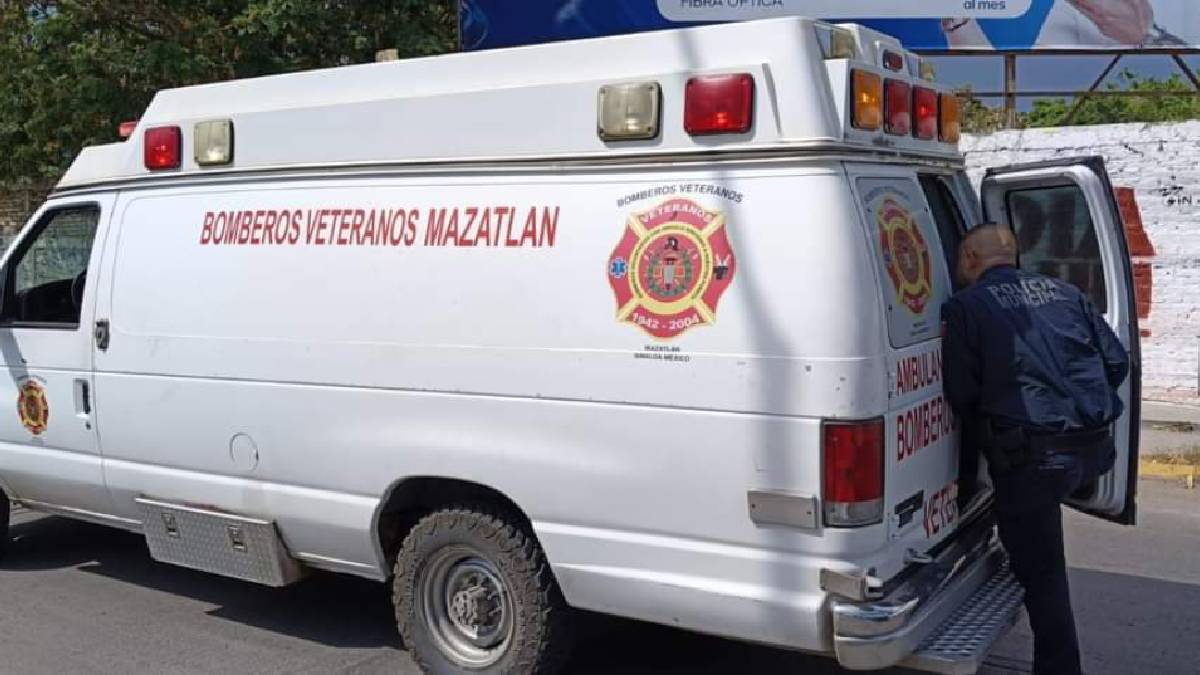 Motociclista termina al fondo de canal pluvial después de chocar en Mazatlán