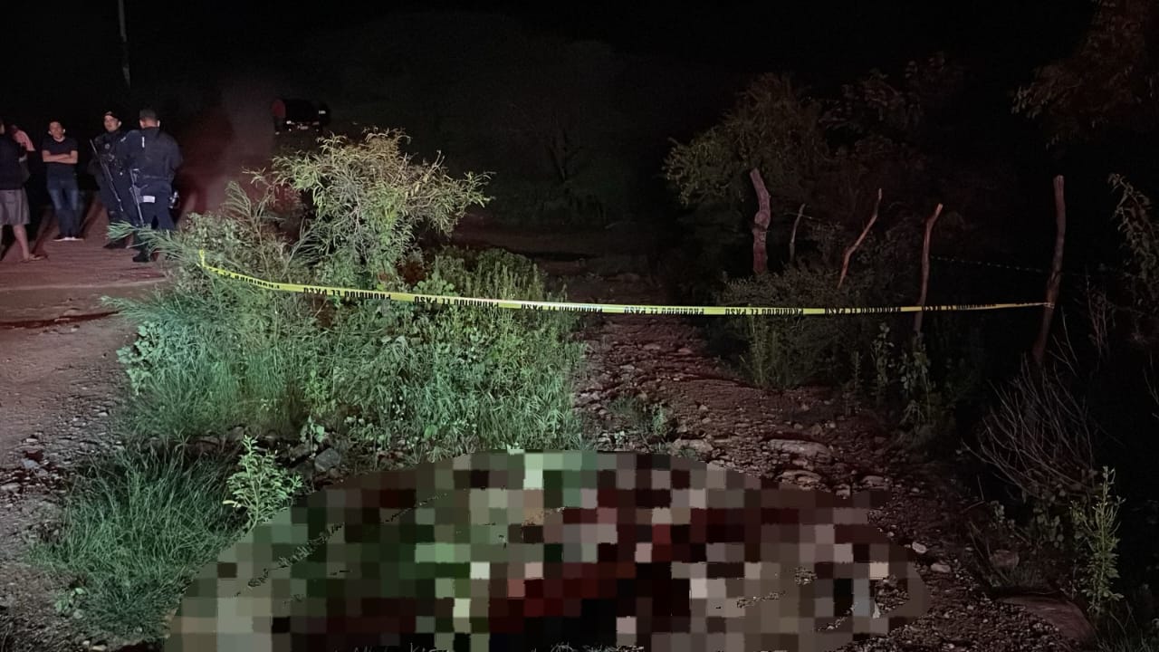 Fallece motociclista tras accidente tipo salida de camino en Chinobampo, El Fuerte